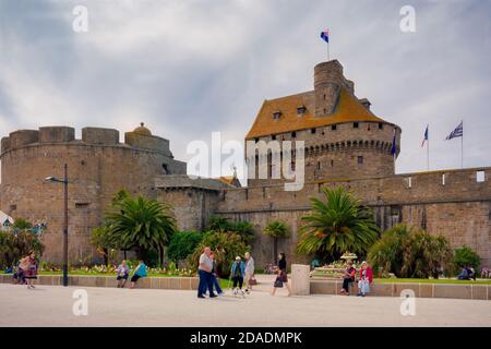 SAINT MALO, BRETAGNE, FRANKREICH: Eingangsbereich zur ummauerten Stadt Saint Malo Stockfoto