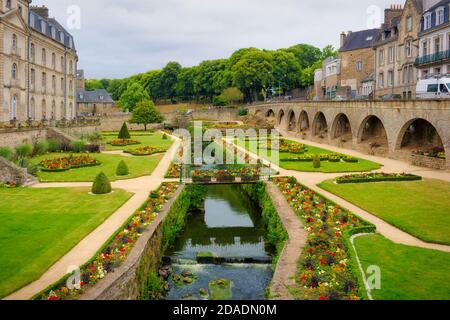 VANNES, BRETAGNE, FRANKREICH - Blick auf den Kanal und die Gärten der Stadtmauer von Vannes Stockfoto