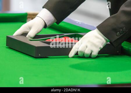 Snooker Schiedsrichter richten Ball für neues Spiel Stockfoto