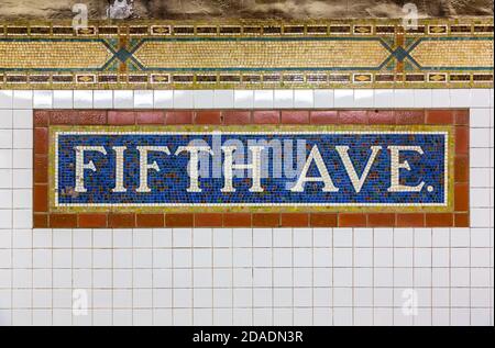 Mosaikschild an Der Fifth Avenue Subway Station in Manhattan Stockfoto