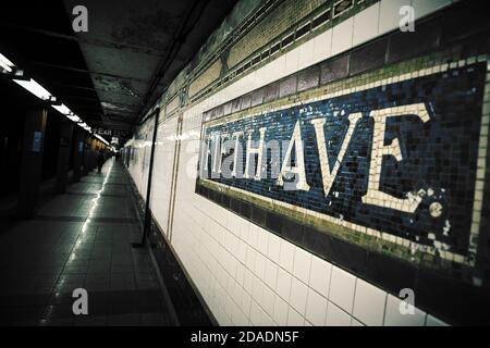 Mosaikschild an Der Fifth Avenue Subway Station in Manhattan Stockfoto