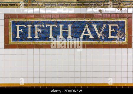 Mosaikschild an Der Fifth Avenue Subway Station in Manhattan Stockfoto