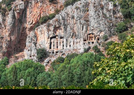 Gräber der alten lykischen Könige in den Felsen. Gruppe von Felsen geschnitten Gräber der alten Könige. Lykische Gräber der alten Kaunos Stadt in der Nähe von Dalyan Dorf in Mugla Stockfoto