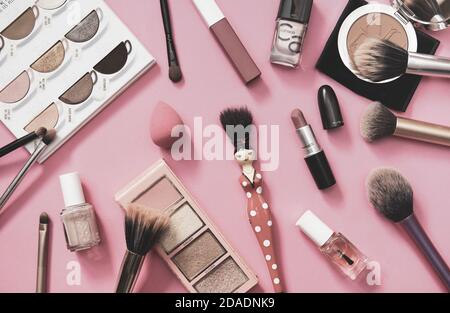 ZAGREB, KROATIEN - 06. März 2020: Ansicht von oben von Make-up-Accessoires auf rosa Hintergrund, oben, direkt darüber, flach, Pinsel, Lidschatten, Nagellack Stockfoto