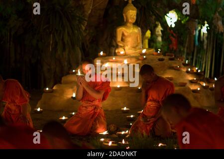CHIANG MAI THAILAND - 9. NOVEMBER : Yee-Peng Festival ist eine wichtige Kultur in Thailand, buddhistische Mönch zünden Kerzen und Meditation an den Buddha. Nein Stockfoto
