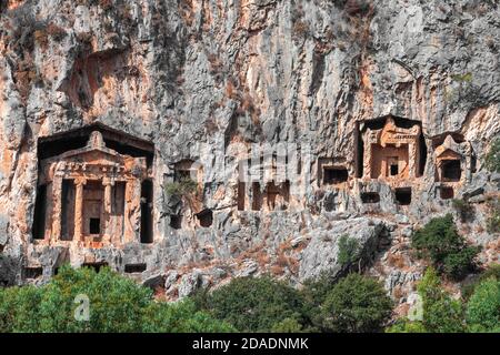 Blick auf die Gräber in den Felsen aus der Zeit des alten Staates Lycia geschnitzt. Gräber der Könige bei Kaunos. Türkei Stockfoto