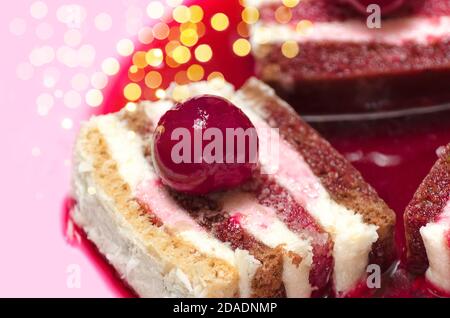 Leckerer Kuchen mit Kirschen und Sirup aus nächster Nähe. Weicher, selektiver Fokus Stockfoto