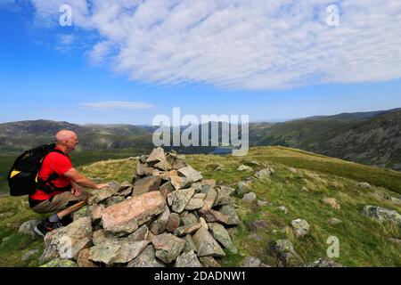 Walker at the Summit Cairn of Middle Dodd Fell, Hartsop Valley, Kirkstone Pass, Lake District National Park, Cumbria, England, UK Middle Dodd Fell ist Stockfoto