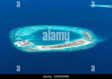 Wunderschöne tropische Insel. Luftaufnahme auf tropischen Inseln, Drohne, Flugbild vom Korallenriff-Atoll auf den Malediven. Exotische Reise Natur Ziel Stockfoto