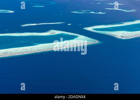 Wunderschöne tropische Insel. Luftaufnahme auf tropischen Inseln, Drohne, Flugbild vom Korallenriff-Atoll auf den Malediven. Exotische Reise Natur Ziel Stockfoto