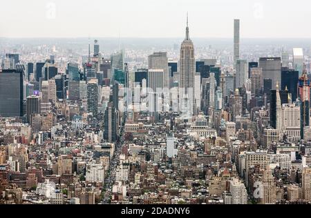 NEW YORK, USA - 28. April 2016: 6th Ave und 5th Ave mit Empire State Building. Fifth und Sixth Avenue sind eine große Durchgangsstraße, die durch das Boroug führt Stockfoto