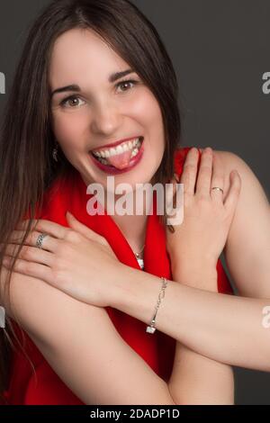 Porträt einer jungen Frau im Studio in rot Stockfoto