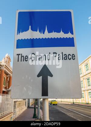 Bangkok, Thailand - 7. Dezember 2019: Straßenschild für den Grand Palace berühmten Wahrzeichen in Bangkok. Stockfoto