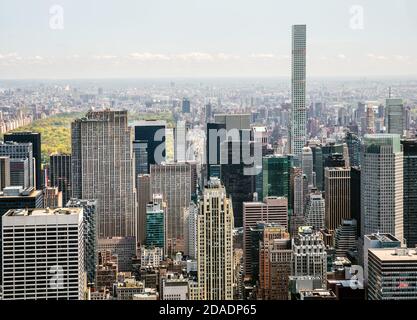 NEW YORK, USA - 30. Apr 2016: Midtown Manhattan und Upper East Side von der Spitze des Empire State Building aus gesehen. Vogelperspektive Stockfoto