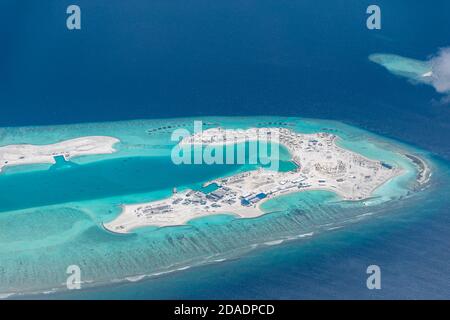 Wunderschöne tropische Insel. Luftaufnahme auf tropischen Inseln, Drohne, Flugbild vom Korallenriff-Atoll auf den Malediven. Exotische Reise Natur Ziel Stockfoto