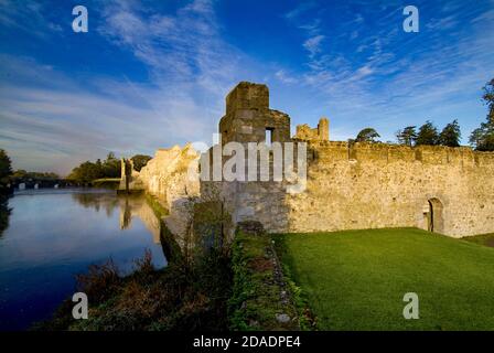 Desmond Castle am Ufer des Flusses Maigue, Adare, Co. Limerick Stockfoto