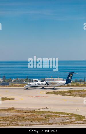 05.13.19 - Santorini, Griechenland: Olympic Airlines landet. Am internationalen Flughafen auf Santorini, Griechenland. Olympic Air Bombardier Stockfoto
