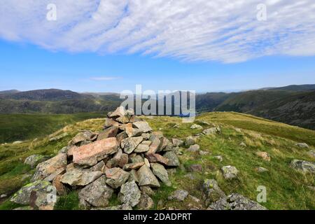 Der Gipfel Cairn of Middle Dodd Fell, Hartsop Valley, Kirkstone Pass, Lake District National Park, Cumbria, England, Großbritannien der mittlere Dodd Fell ist einer der Stockfoto