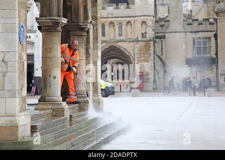 Peterborough, Großbritannien. November 2020. Ein Arbeiter, der die Stufen der Guildhall in Peterborough mit einem Hochdruckreiniger säubert. Kredit: Paul Marriott/Alamy Live Nachrichten Stockfoto