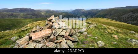 Der Gipfel Cairn of Middle Dodd Fell, Hartsop Valley, Kirkstone Pass, Lake District National Park, Cumbria, England, Großbritannien der mittlere Dodd Fell ist einer der Stockfoto