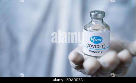 Maski, Indien - Nov 12,2020 : Nahaufnahme der Hände des Arztes, die Pfizer BioNTech Impfstoff gegen Coronavirus oder Covid-19 Pandemie geben. Stockfoto