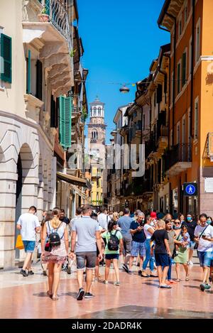 VERONA, ITALIEN - 18. Aug 2020: Verona, Venetien/Italien - 18.08.2020: Viele Touristen, die sich in einer kleinen Straße treffen, obwohl die Gefahr von Covid 1 Stockfoto