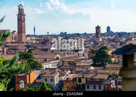 VERONA, ITALIEN - 18. Aug 2020: Verona, Venetien/Italien - 18.08.2020: Blick über die Dächer von Verona in Italien mit den Häusern, Kirchen, Kirchtürmen, Türmen und Stockfoto