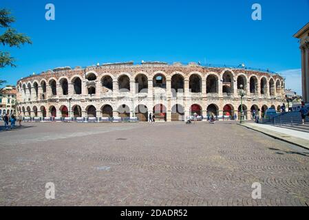 VERONA, ITALIEN - 18. Aug 2020: Das alte und alte Amphitheater in Verona von außen fotografiert mit seinem verfallenen äußeren Ring vor einem blauen Stockfoto