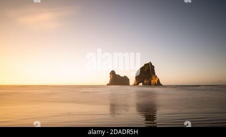 Archway Island am Strand von Whararariki bei Sonnenuntergang, Südinsel, Neuseeland Stockfoto