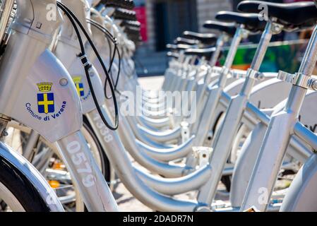 VERONA, ITALIEN - 18. Aug 2020: Verona, Venetien/Italien - 18.08.2020: Eine Reihe von Silber-Elektro-Leihräder in Verona zu vermieten, um in der Sonne in t fahren Stockfoto