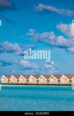 Landschaft, Seeseite mit langen Steg, Wasservillen mit wunderschönem Meer und Lagunenstrand, tropische Natur. Exotisches Tourismusziel, Sommerurlaub Stockfoto