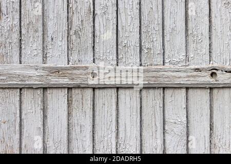 Die Oberfläche von alten Holzbrettern mit abblätternder und verwitterter Farbe. Stockfoto