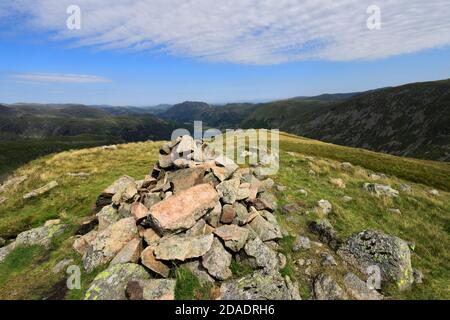 Der Gipfel Cairn of Middle Dodd Fell, Hartsop Valley, Kirkstone Pass, Lake District National Park, Cumbria, England, Großbritannien der mittlere Dodd Fell ist einer der Stockfoto