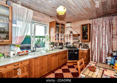 Holzküche in einem russischen Landhaus. Landleben während der Pandemie Stockfoto