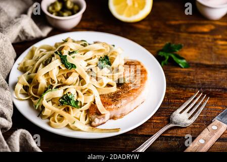 Schweinekotelett Steak mit Pasta Stockfoto