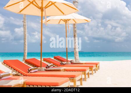 Luxus Strandresort, Strandliegen am Meer mit weißem Sand über Meer tropischer Inselhintergrund, Sommerurlaub Konzept, Urlaub Tourismus Szene Stockfoto
