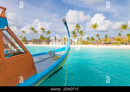 Inspirierendes Stranddesign auf den Malediven. Malediven traditionelles Boot Dhoni und perfektes blaues Meer mit Lagune. Luxuriöses tropisches Paradies Konzept Stockfoto