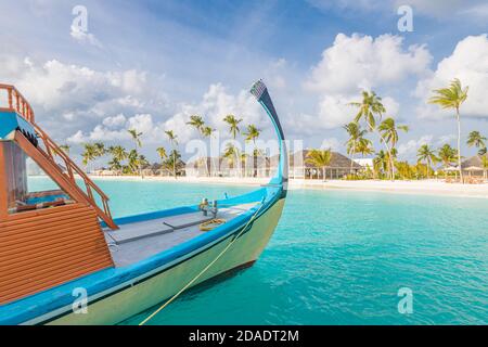 Inspirierendes Stranddesign auf den Malediven. Malediven traditionelles Boot Dhoni und perfektes blaues Meer mit Lagune. Luxuriöses tropisches Paradies Konzept Stockfoto