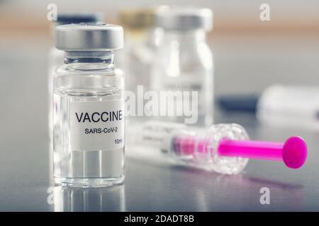 Covid-19 Coronavirus-Impfstoff in einer Ampulle mit Spritze bereit für Impfung Stockfoto