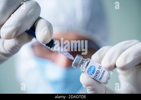 Maski, Indien - Nov 12,2020 : Arzt hält Pfizer BioNTech-Impfstoff und Spritze gegen Coronavirus COVID-19-Krankheit zu schützen. Stockfoto