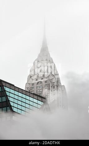 NEW YORK, USA - 03. Mai 2016: Empire State Building. Manhattan Street Scene. Dampfwolke aus der U-Bahn auf den Straßen von Manhattan in NYC. Typica Stockfoto