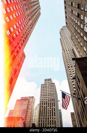 NEW YORK, USA - 05. Mai 2016: Gebäude und Wolkenkratzer von Manhattan. Amerikanische Flagge auf den Straßen von Manhattan, New York City. Alte Filmstilisierung Stockfoto