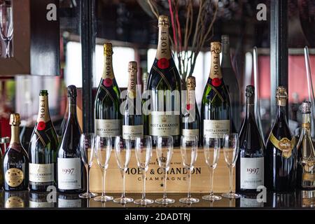 07.10.19, Male, Malediven: Premium, Luxusgetränke, Alkohol. Flaschenständer Champagner 'moet chandon' . Eine tolle Party. Höhere Gesellschaft Stockfoto