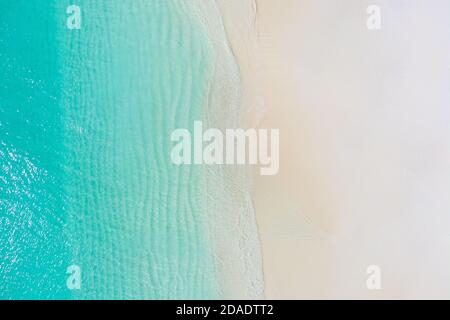 Strand und Wellen von oben. Türkisfarbenes Wasser Hintergrund Luftlandschaft. Sommerlandschaft mit Meereslandschaft. Sonnige Top Strand Blick Drohne. Reisekonzept-Banner Stockfoto