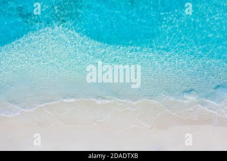 Strand und Wellen von oben. Türkisfarbenes Wasser Hintergrund Luftlandschaft. Sommerlandschaft mit Meereslandschaft. Sonnige Top Strand Blick Drohne. Reisekonzept-Banner Stockfoto