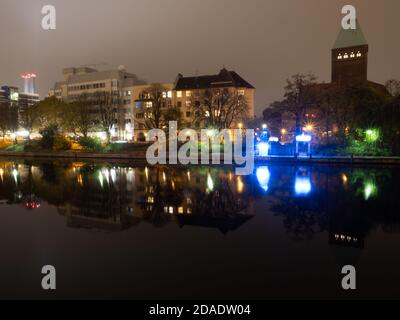 Berlin, Deutschland. November 2020. Das Märkische Ufer spiegelt sich in der Spree wider. Auf der rechten Seite sehen Sie den Turm des Märkischen Museums. Quelle: Paul Zinken/dpa-Zentralbild/ZB/dpa/Alamy Live News Stockfoto