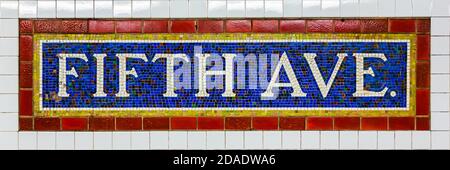 Mosaikschild an der U-Bahn-Station Fifth Avenue in Manhattan Stockfoto