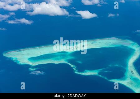 Luftaufnahme auf tropischen Inseln. Luftbild des wunderschönen Paradieses Malediven tropischen Strand auf der Insel. Sommer und Urlaub und Reise Urlaub Stockfoto