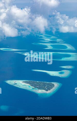 Luftaufnahme auf tropischen Inseln. Luftbild des wunderschönen Paradieses Malediven tropischen Strand auf der Insel. Sommer und Urlaub und Reise Urlaub Stockfoto
