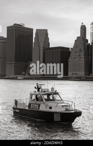 NEW YORK, USA - 01. Mai 2016: Boot der New York City Police Department patrouilliert abends im East River. New York City Police Department ist Th Stockfoto